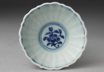 图片[2]-Hibiscus-shaped cup with ganoderma lucidum decoration in underglaze blue, Ming dynasty, Yongle reign (1403-1424)-China Archive